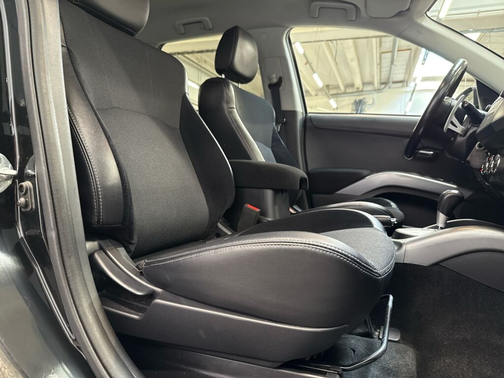 Mitsubishi Outlander 2011 Musta