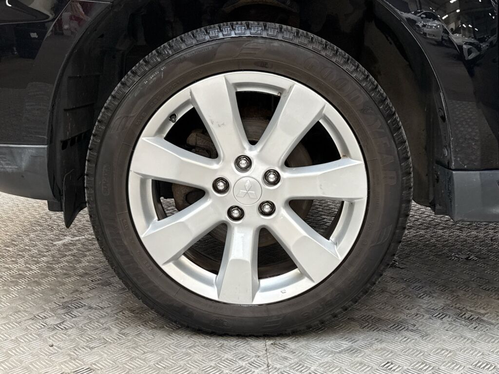 Mitsubishi Outlander 2011 Musta