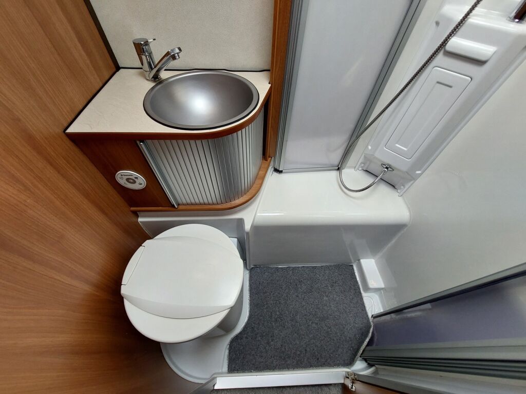 Kabe Travel Master 740 LB 2011 Valkoinen