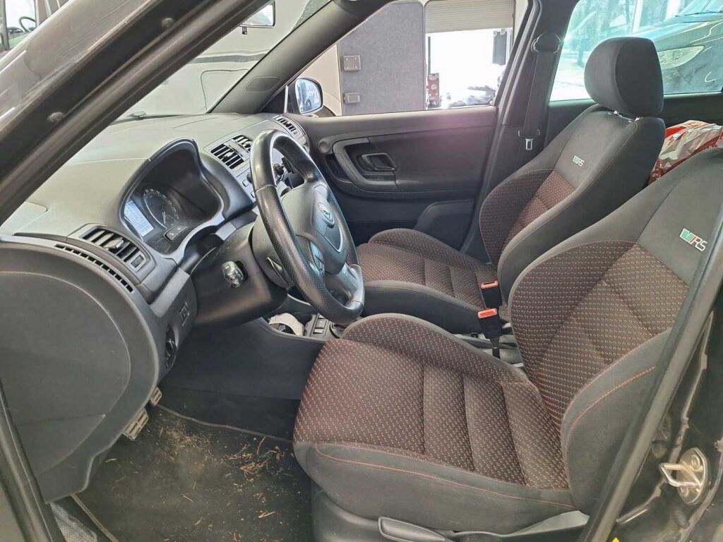 Skoda Fabia 2011 Musta