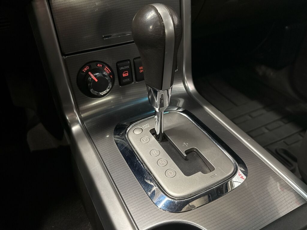 Nissan Navara 2011 Harmaa