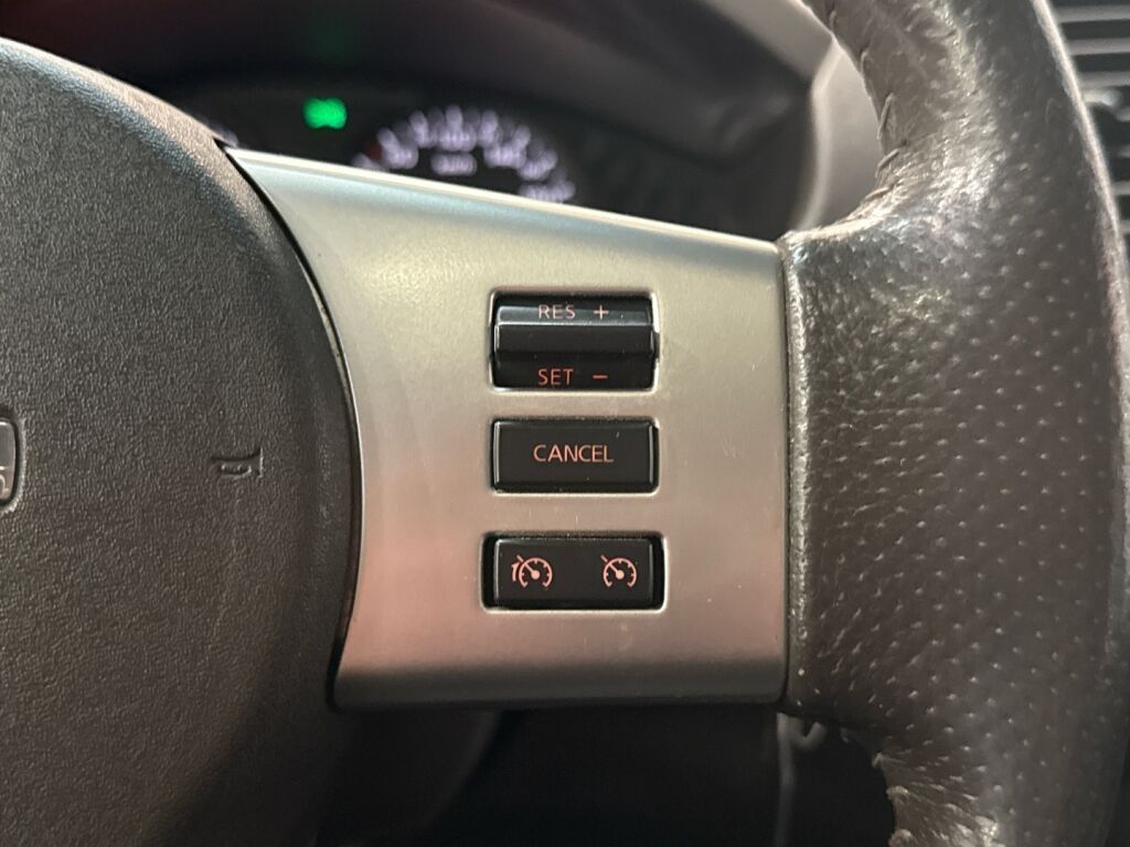 Nissan Navara 2011 Harmaa