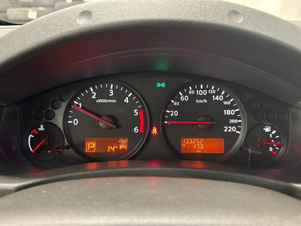 Nissan Navara 2011 Harmaa