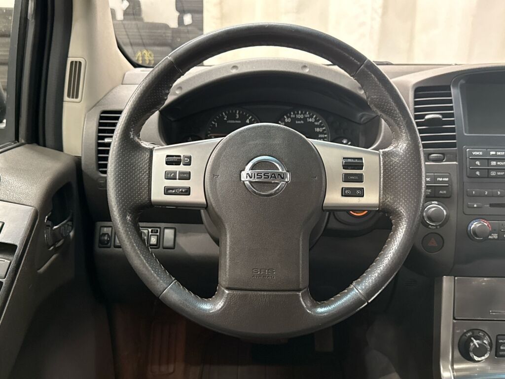 Nissan Navara 2011 Harmaa