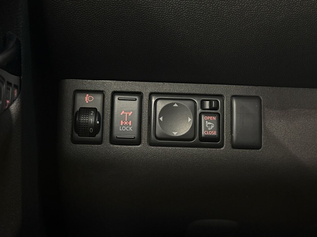 Nissan Navara 2011 Harmaa