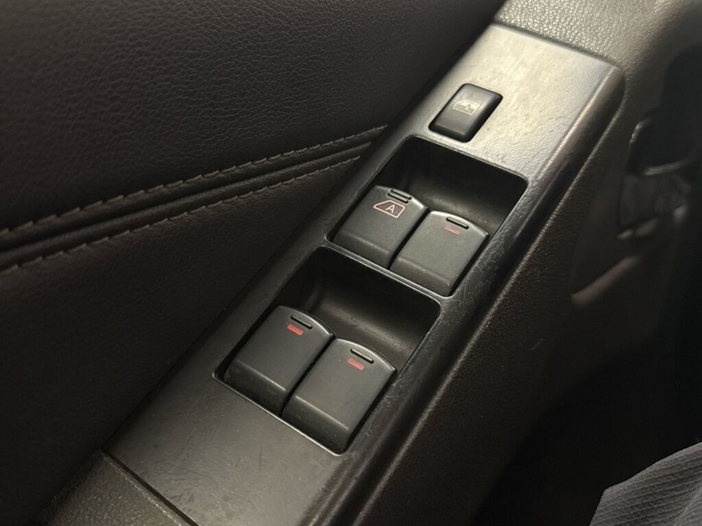 Nissan Navara 2011 Harmaa