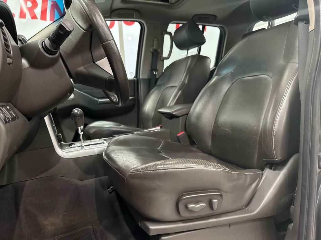 Nissan Navara 2011 Harmaa