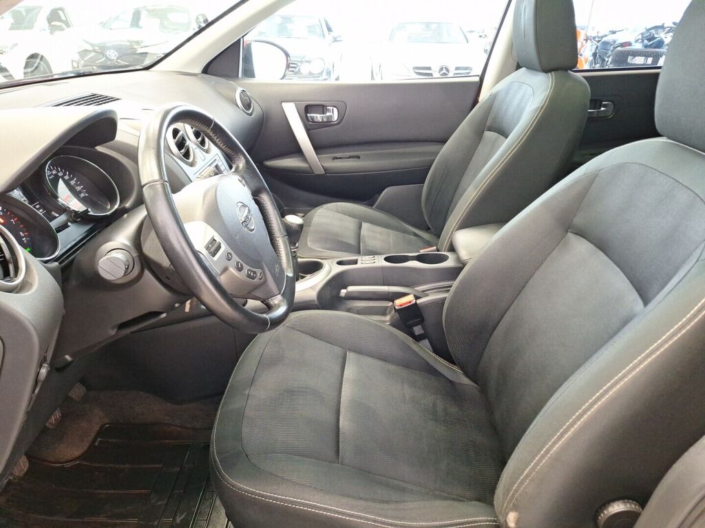Nissan Qashqai 2011 Punainen