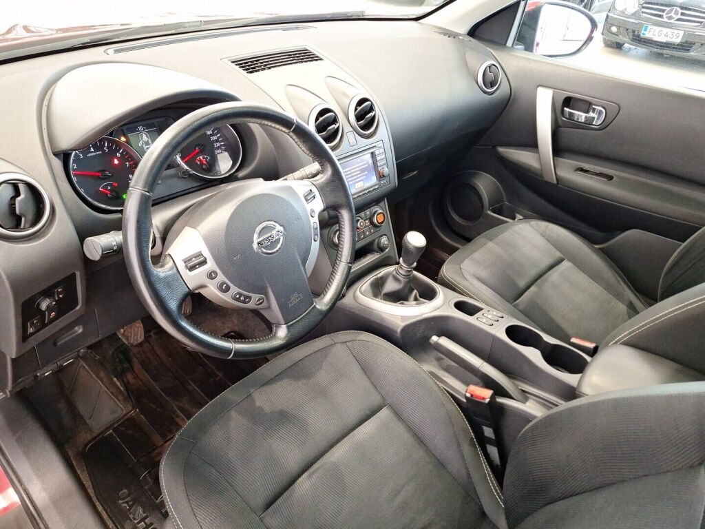 Nissan Qashqai 2011 Punainen