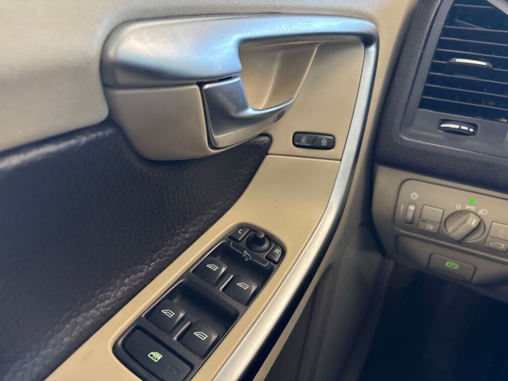 Volvo XC60 2011 Valkoinen