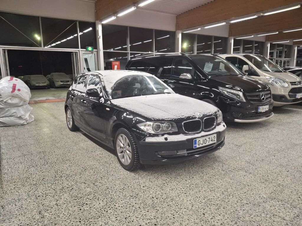 BMW 116 2011 Musta