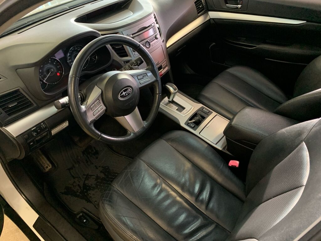 Subaru Outback 2011 Valkoinen