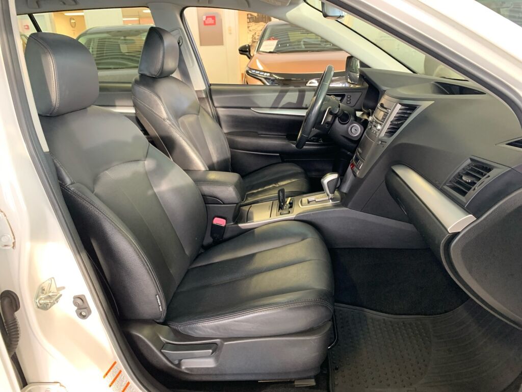 Subaru Outback 2011 Valkoinen