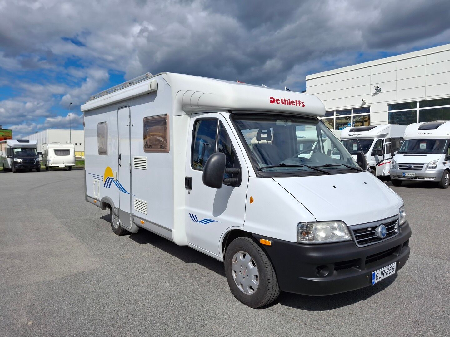 Valkoinen Dethleffs TS 6249