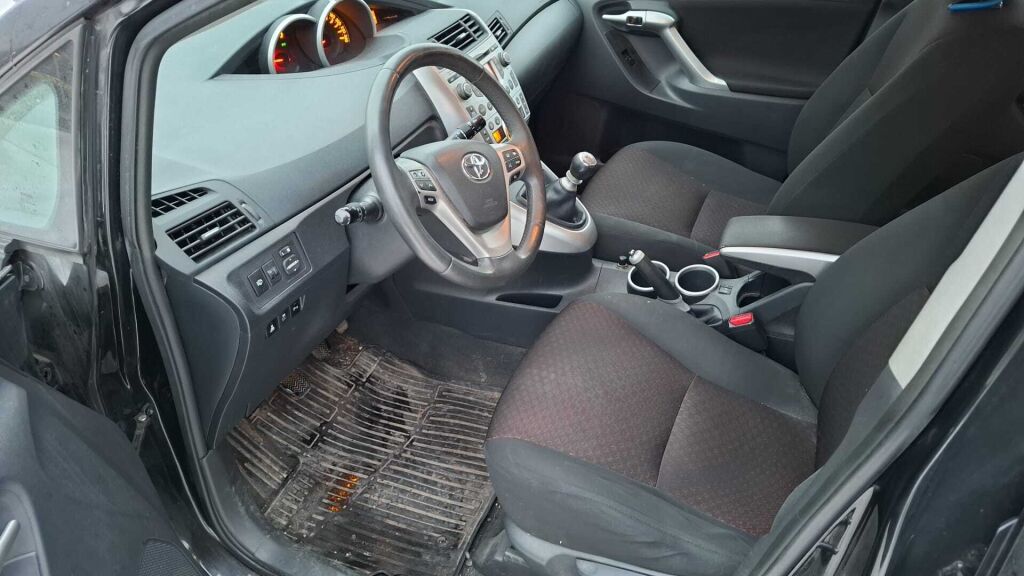 Toyota Verso 2011 Musta