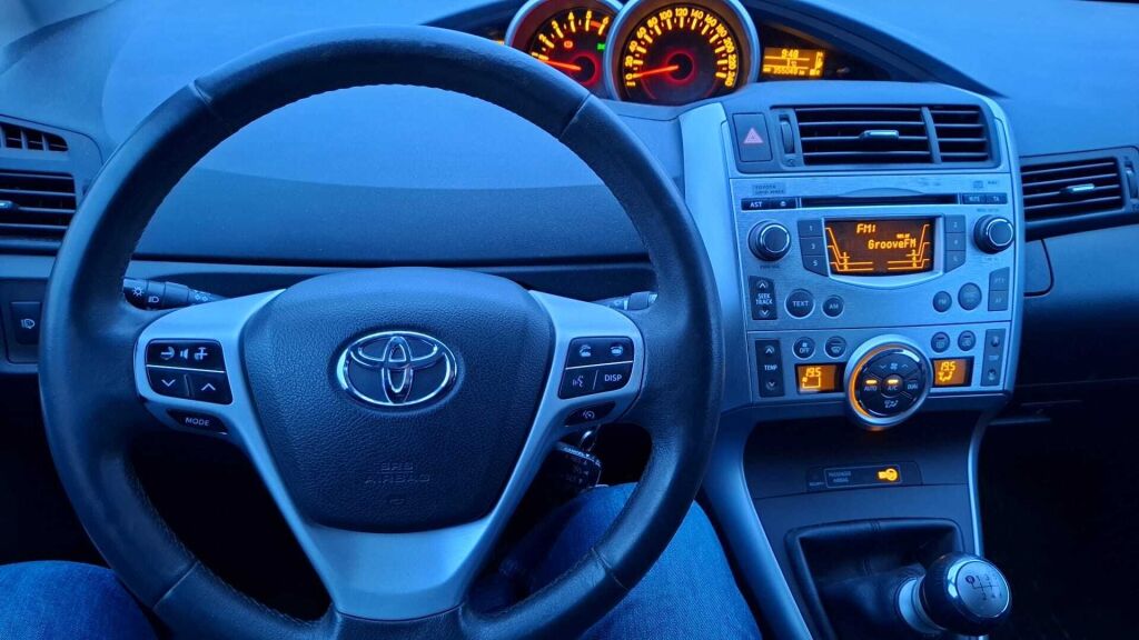 Toyota Verso 2011 Musta