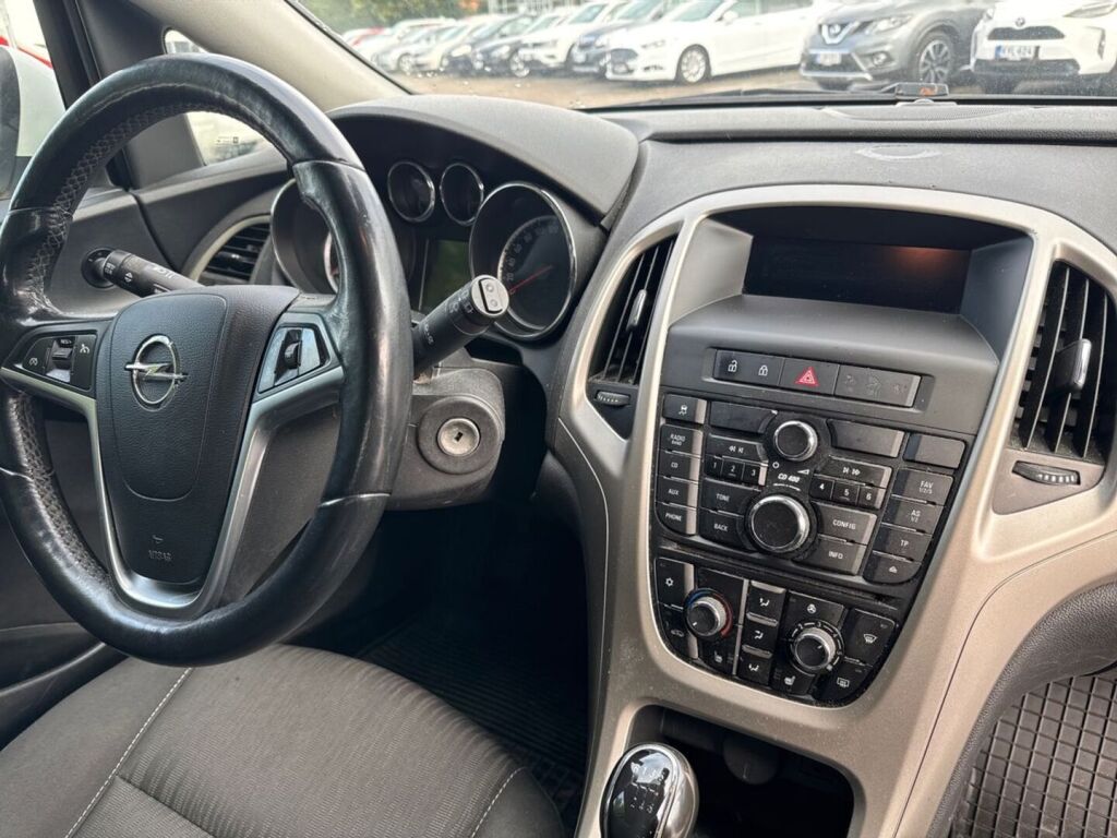 Opel Astra 2011 Valkoinen