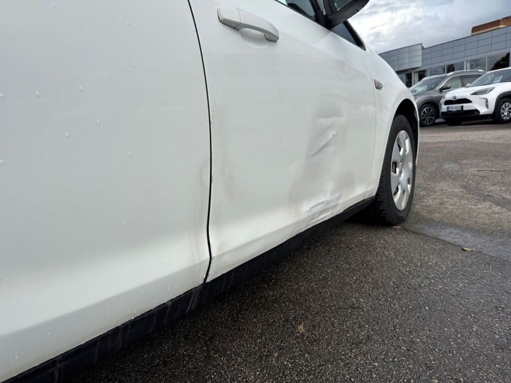 Opel Astra 2011 Valkoinen