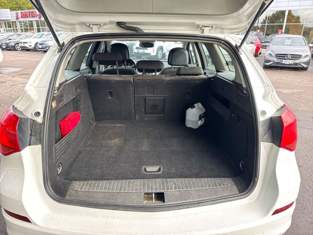 Opel Astra 2011 Valkoinen