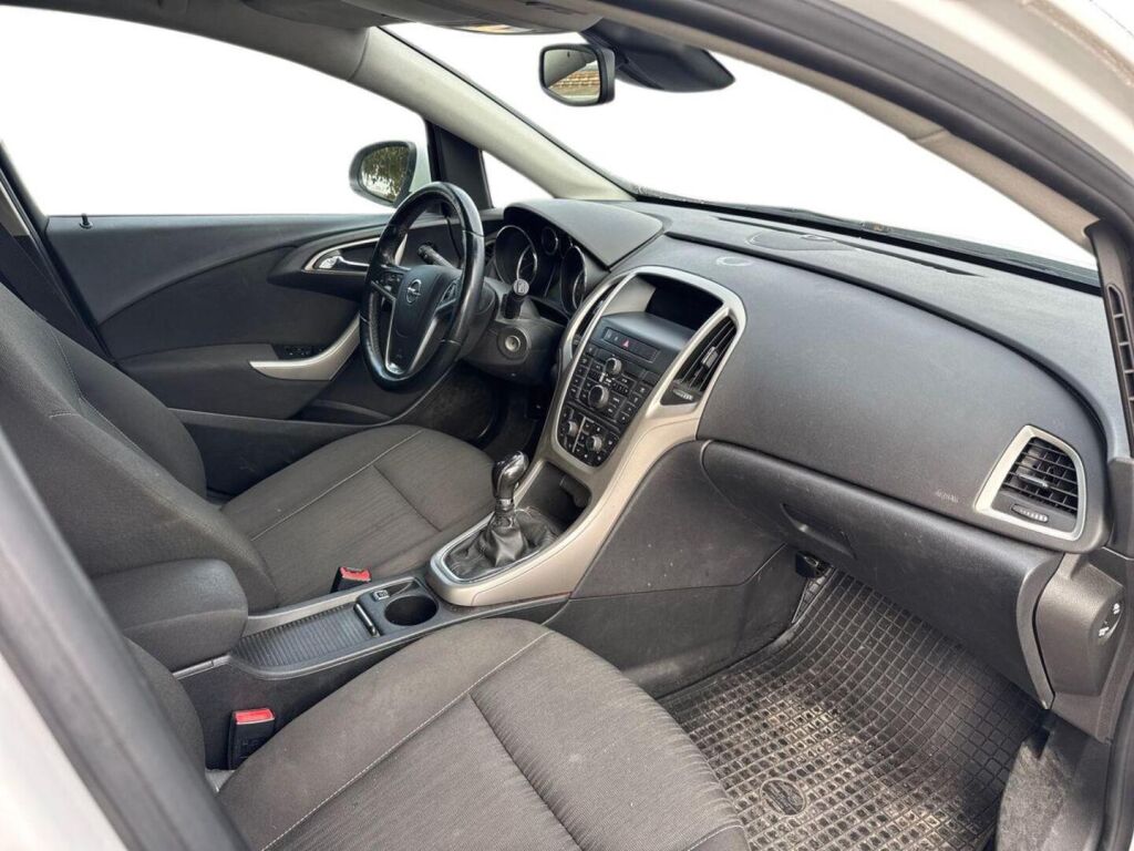 Opel Astra 2011 Valkoinen