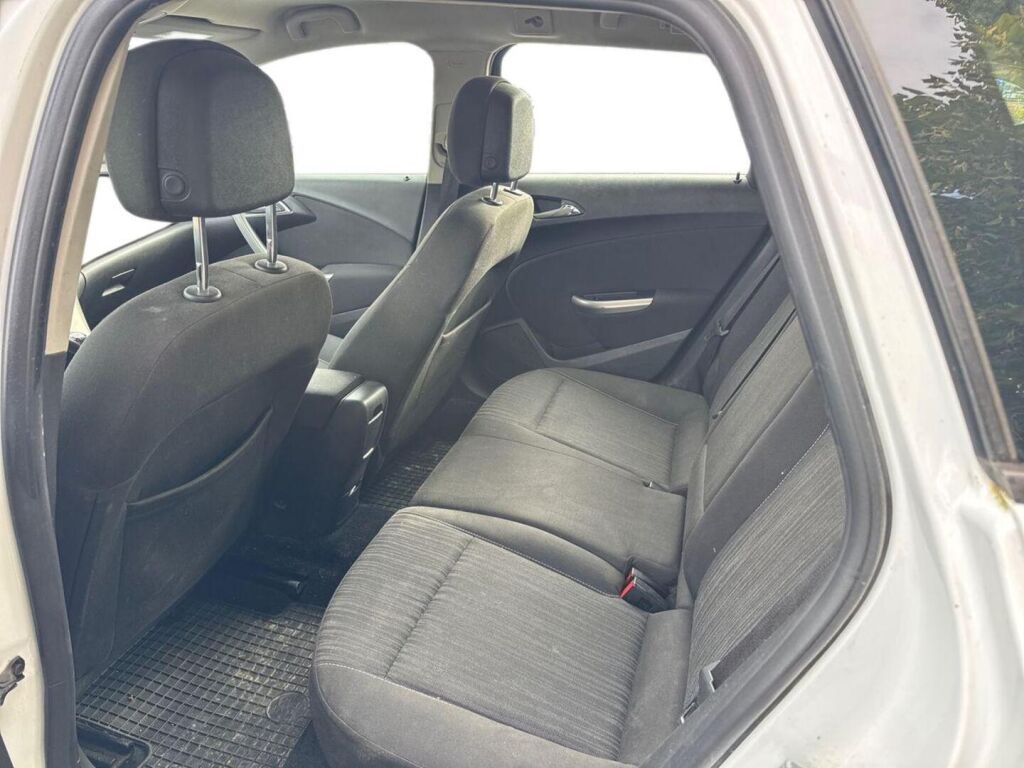 Opel Astra 2011 Valkoinen