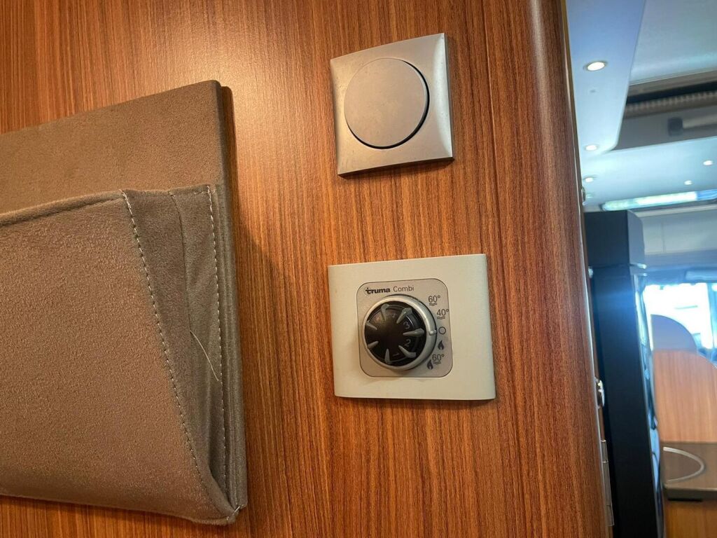 Adria Matrix Plus 680 SP 2011 Valkoinen