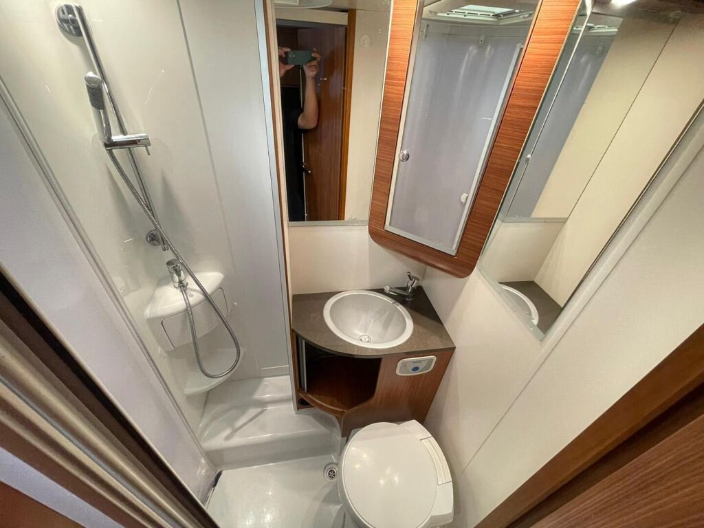 Adria Matrix Plus 680 SP 2011 Valkoinen