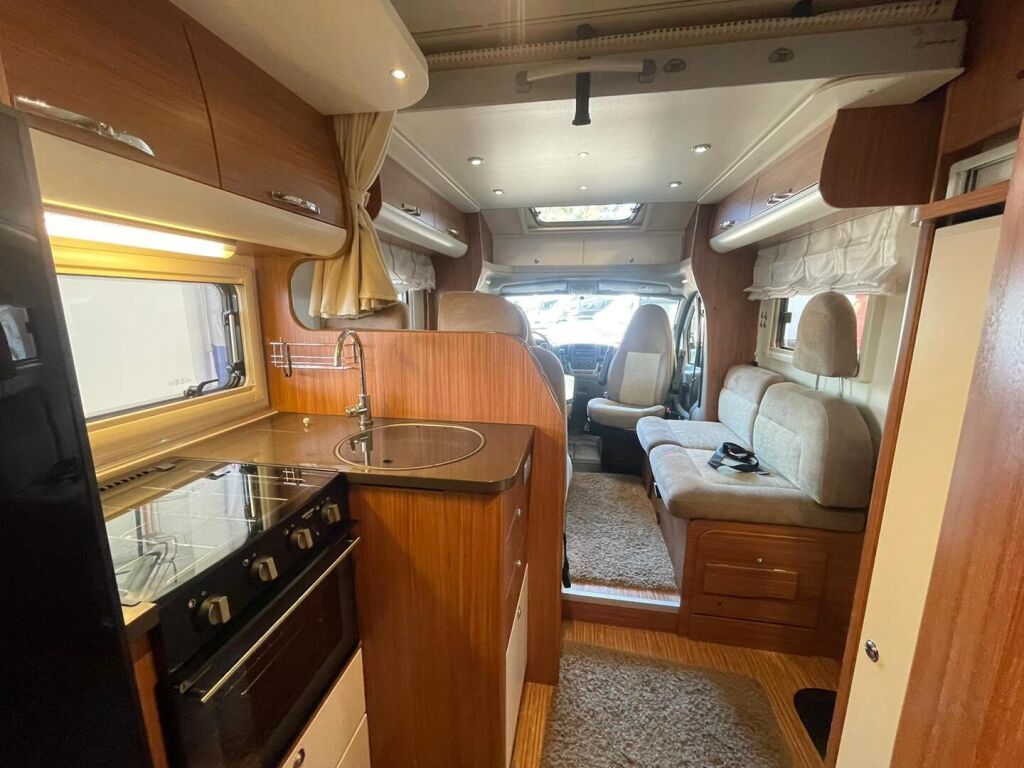 Adria Matrix Plus 680 SP 2011 Valkoinen