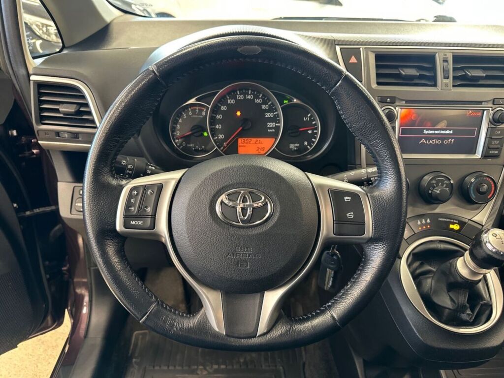 Toyota Verso-S 2011 Violetti