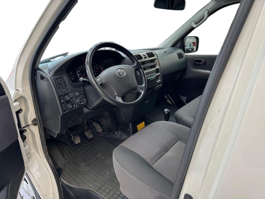 Toyota Hiace 2011 Valkoinen