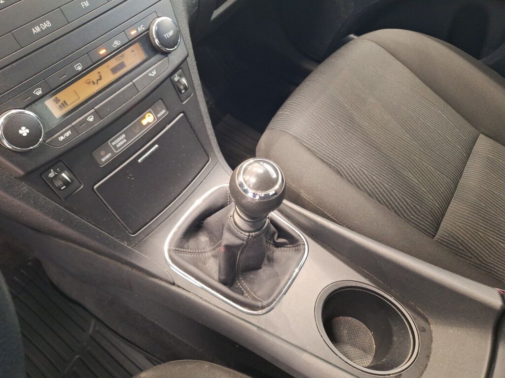 Toyota Avensis 2011 Musta