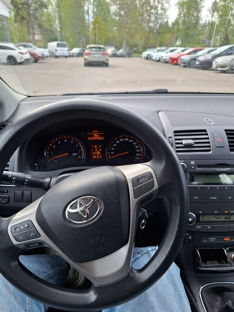 Toyota Avensis 2011 Musta