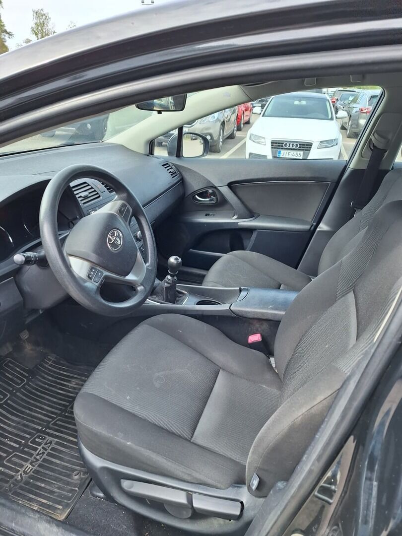 Toyota Avensis 2011 Musta