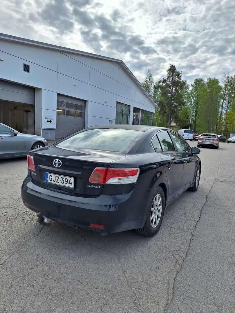 Toyota Avensis 2011 Musta