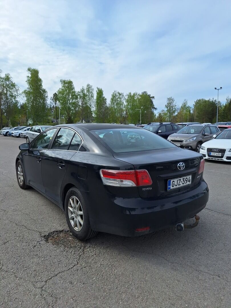 Toyota Avensis 2011 Musta