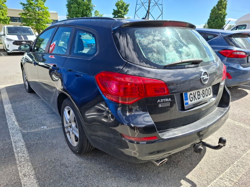 Opel Astra 2012 Musta