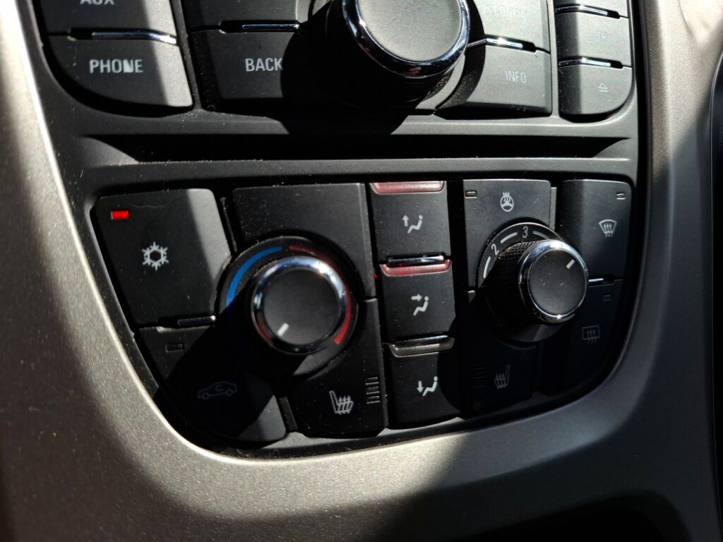 Opel Astra 2012 Musta