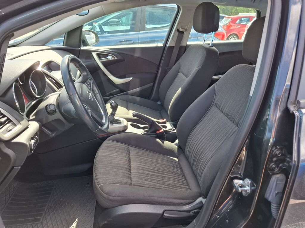 Opel Astra 2012 Musta