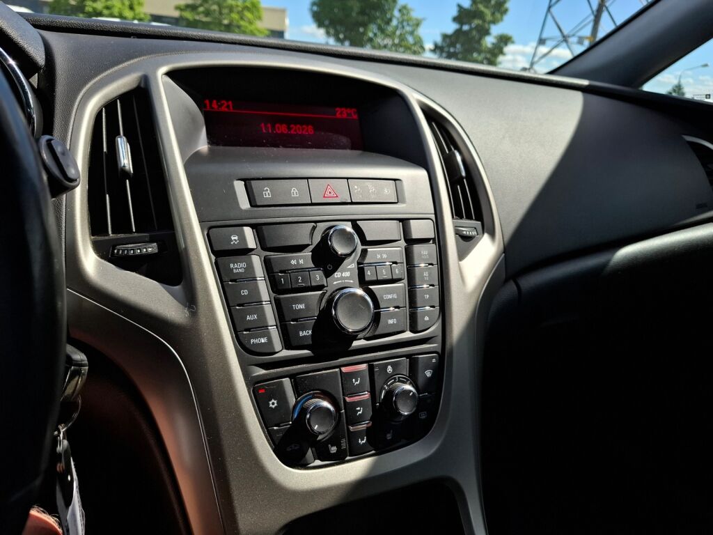 Opel Astra 2012 Musta