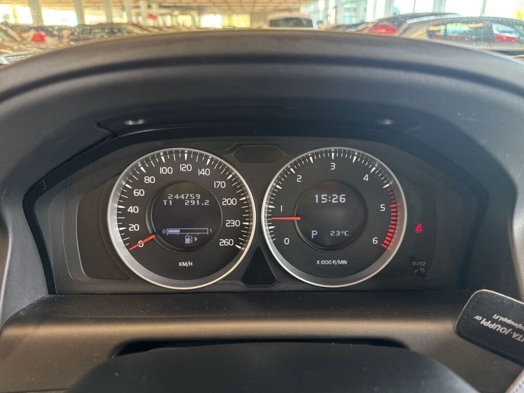 Volvo XC60 2012 Metallinhohto Hopea (Electric Silver)