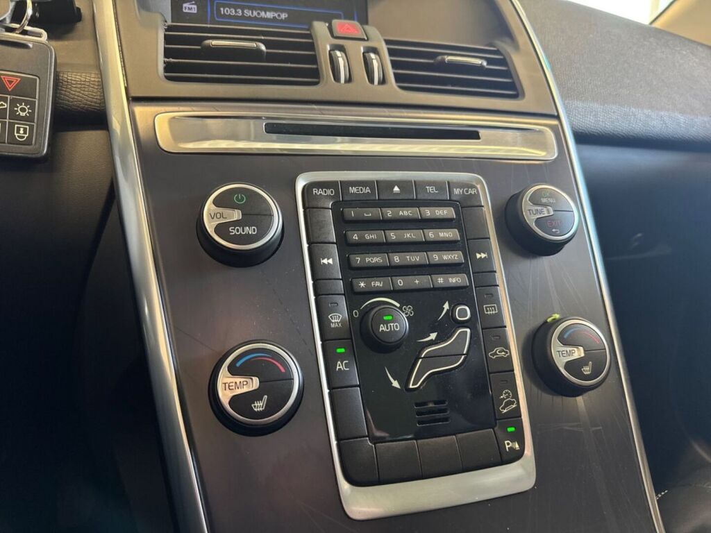 Volvo XC60 2012 Metallinhohto Hopea (Electric Silver)
