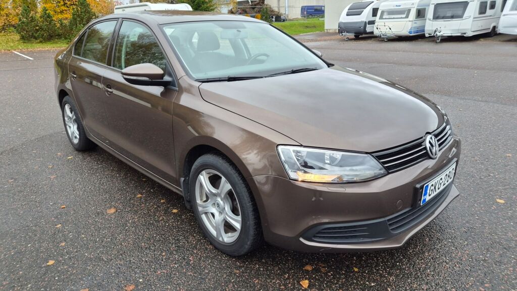 Volkswagen Jetta 2011 Ruskea (beige)