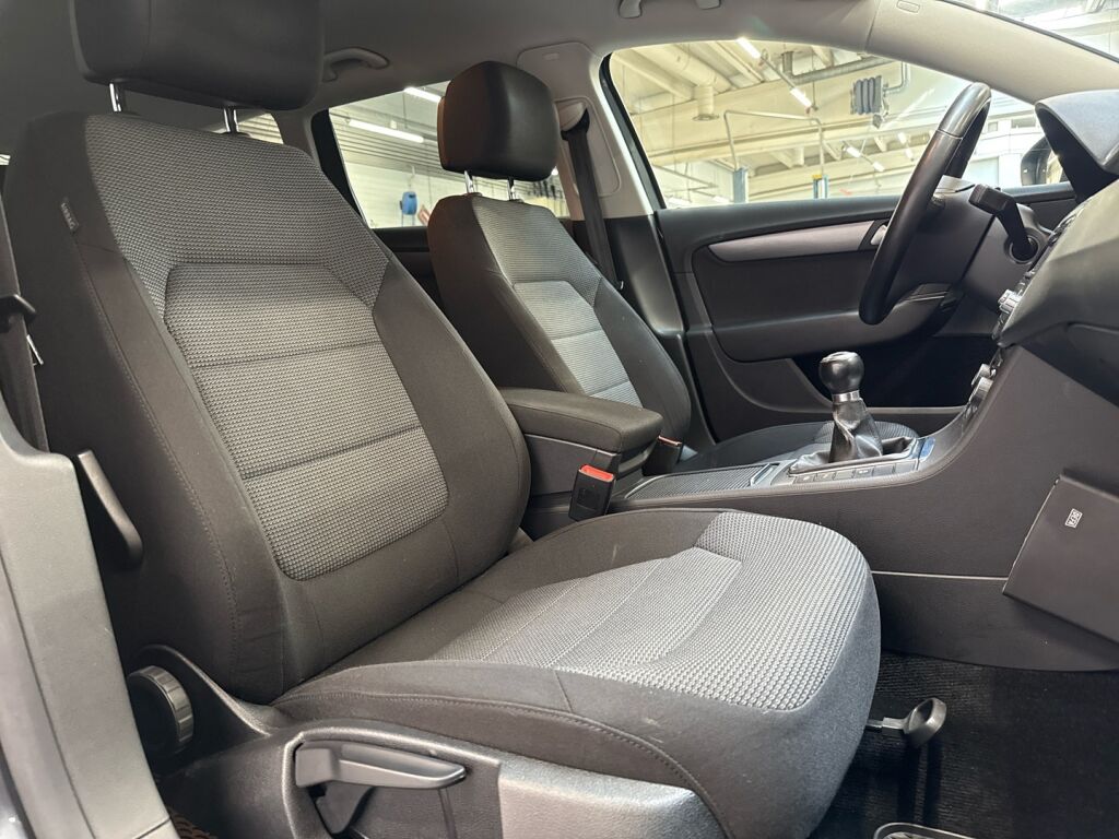 Volkswagen Passat 2011 Harmaa