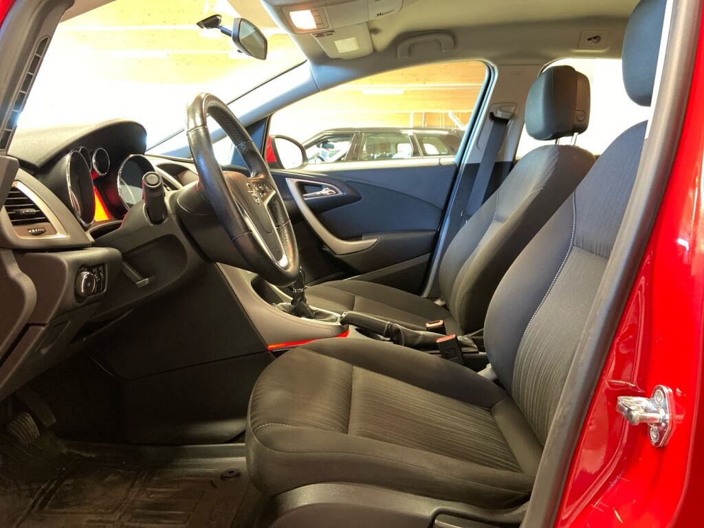 Opel Astra 2012 Punainen