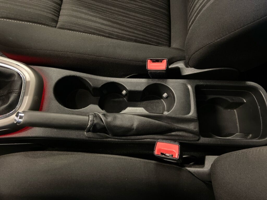 Opel Astra 2012 Punainen