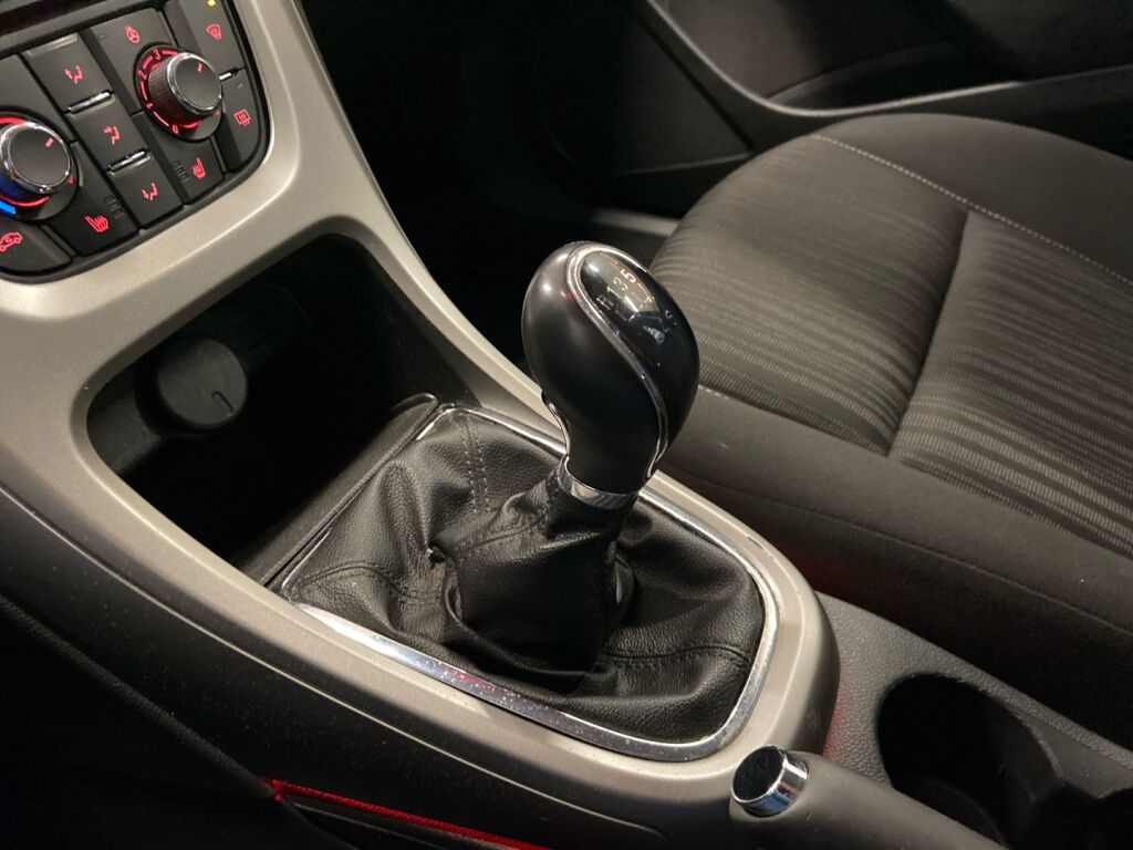 Opel Astra 2012 Punainen