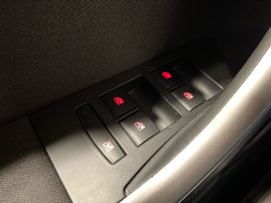 Opel Astra 2012 Punainen