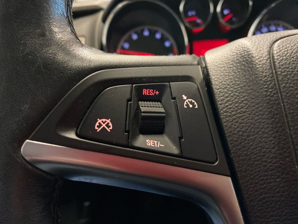 Opel Astra 2012 Punainen