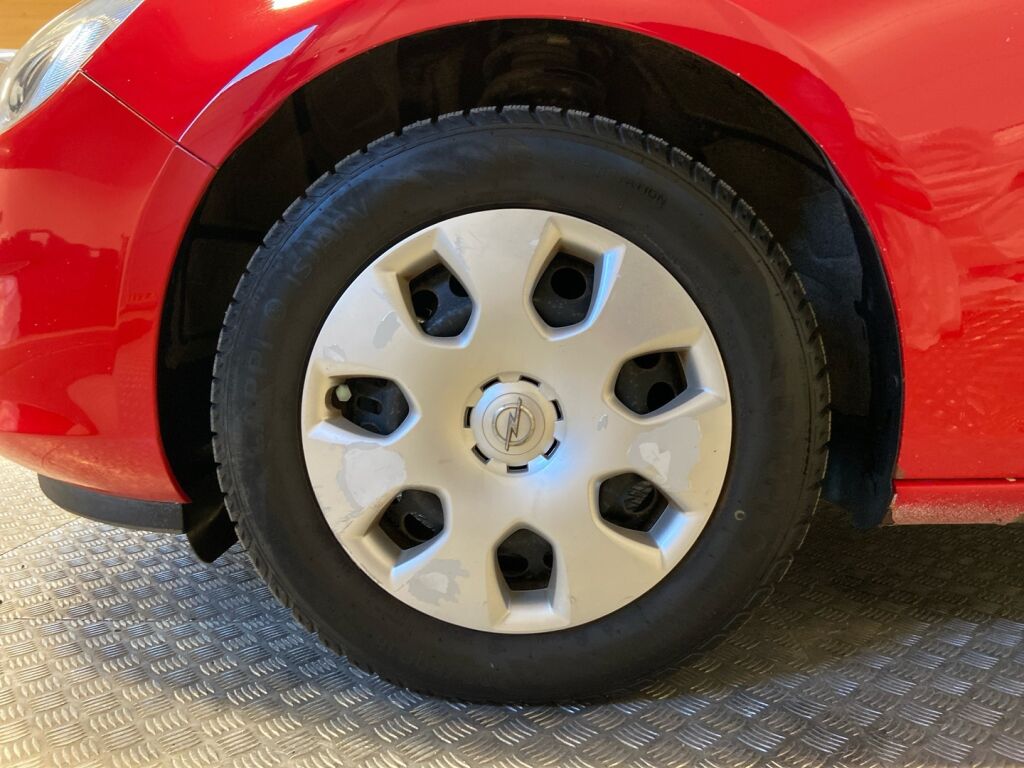 Opel Astra 2012 Punainen