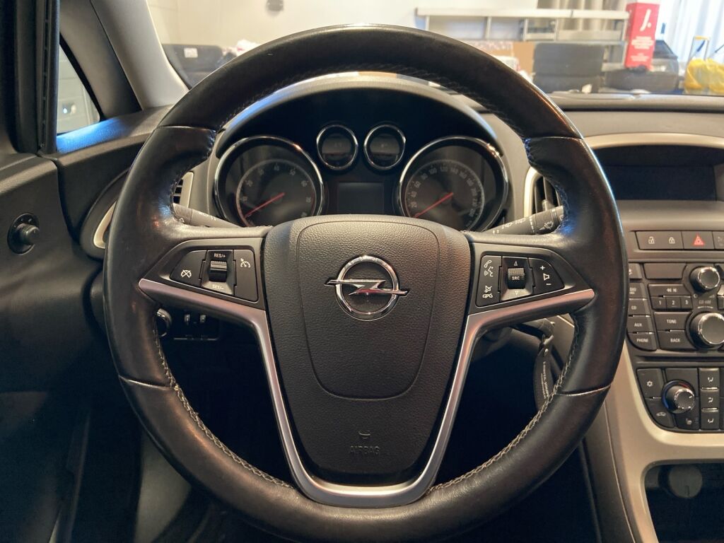 Opel Astra 2012 Punainen